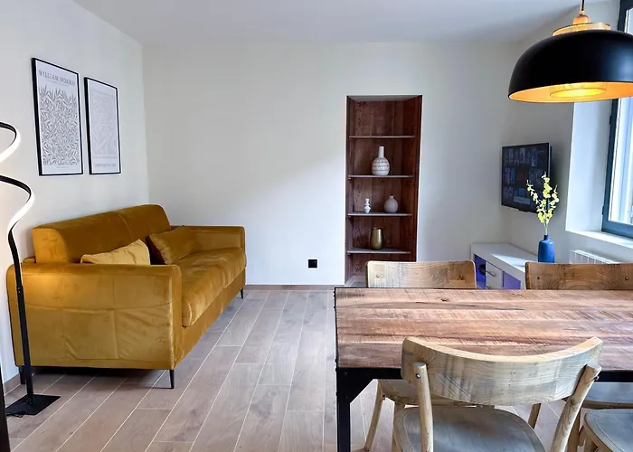 Mace Avec Dans Quartier Historique Exclusif Calme Coeur D'antibes *