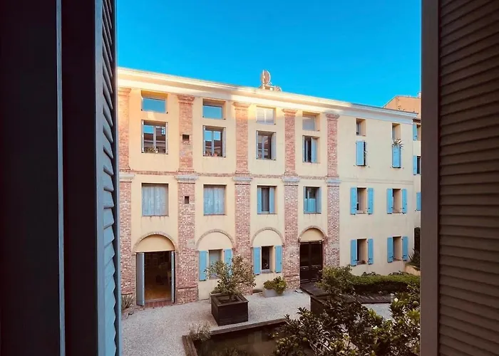 Mace Avec Dans Quartier Historique Exclusif Calme Coeur D'antibes *