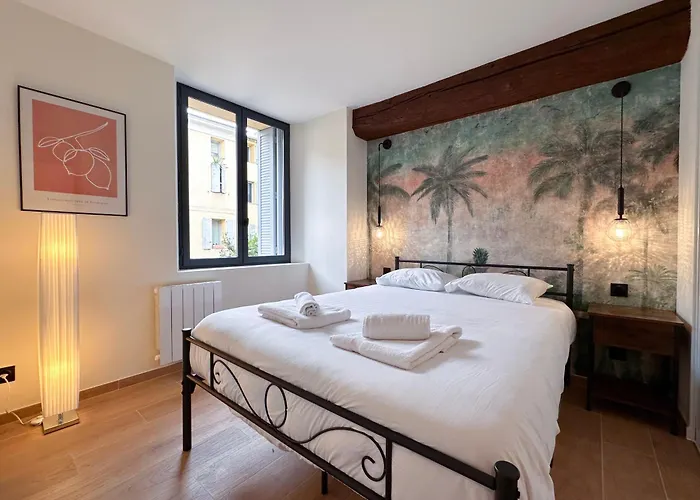 Mace Avec Dans Quartier Historique Exclusif Calme Coeur D'antibes Antibes