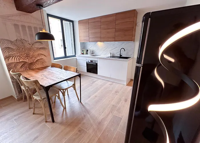 Apartment Mace Avec Dans Quartier Historique Exclusif Calme Coeur D'antibes