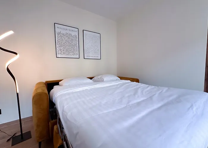 Mace Avec Dans Quartier Historique Exclusif Calme Coeur D'antibes *